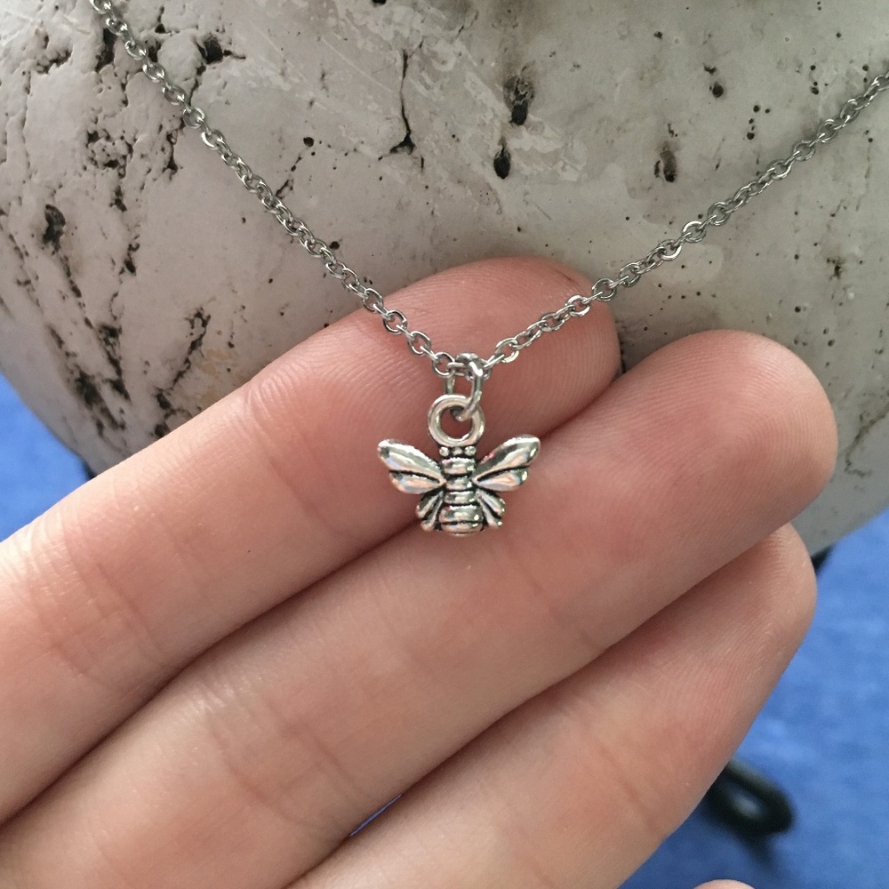 ๐ Dainty Bee Necklace Tibetan Silver ๐ 4for$20 - Picture 1 of 4